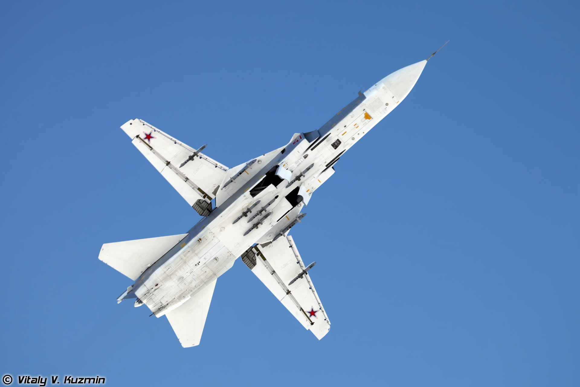 su-24 bombardero de primera línea fuerza aérea rusa vista desde abajo