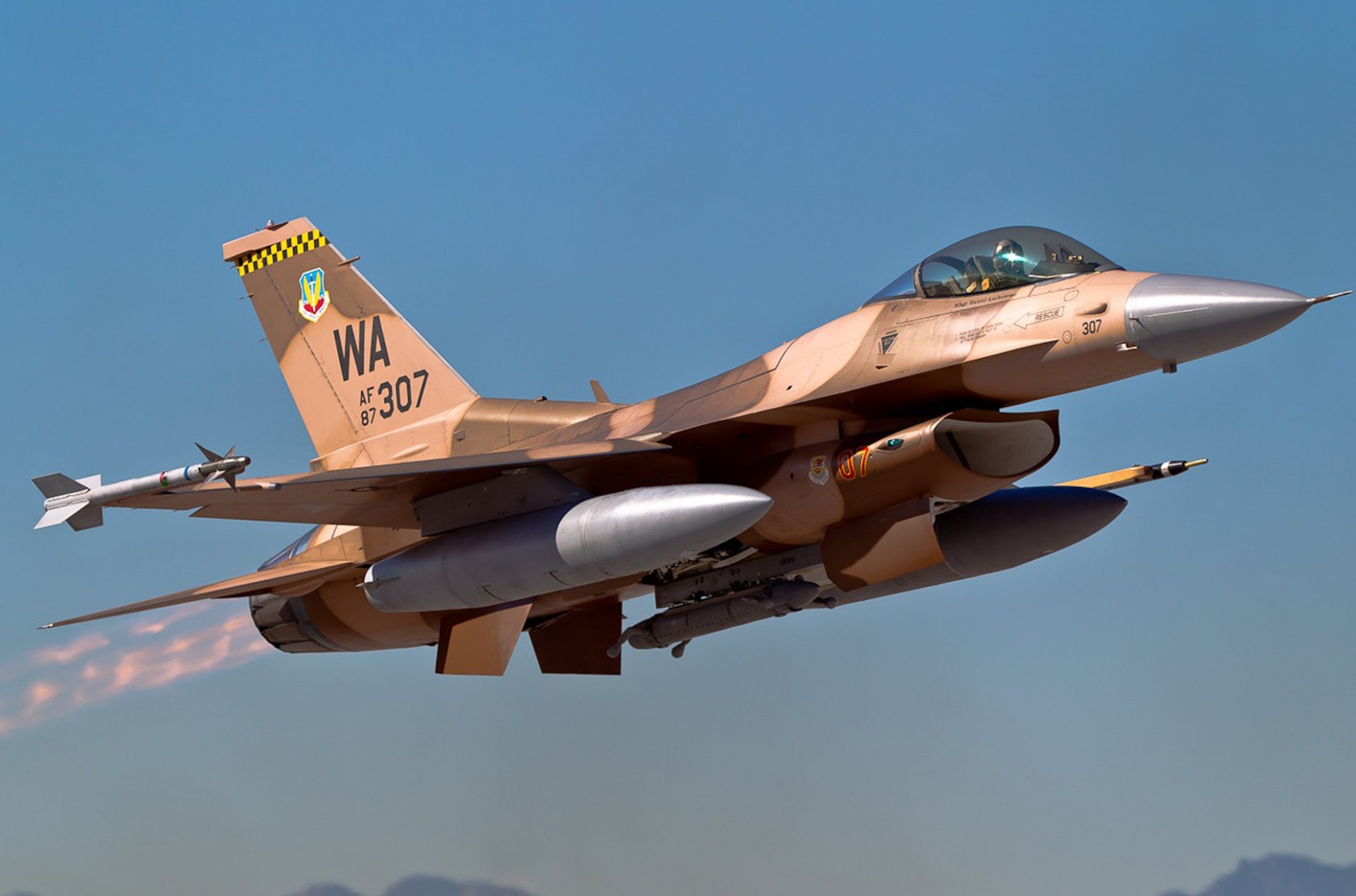 f-16c fighting falcon caccia decollo