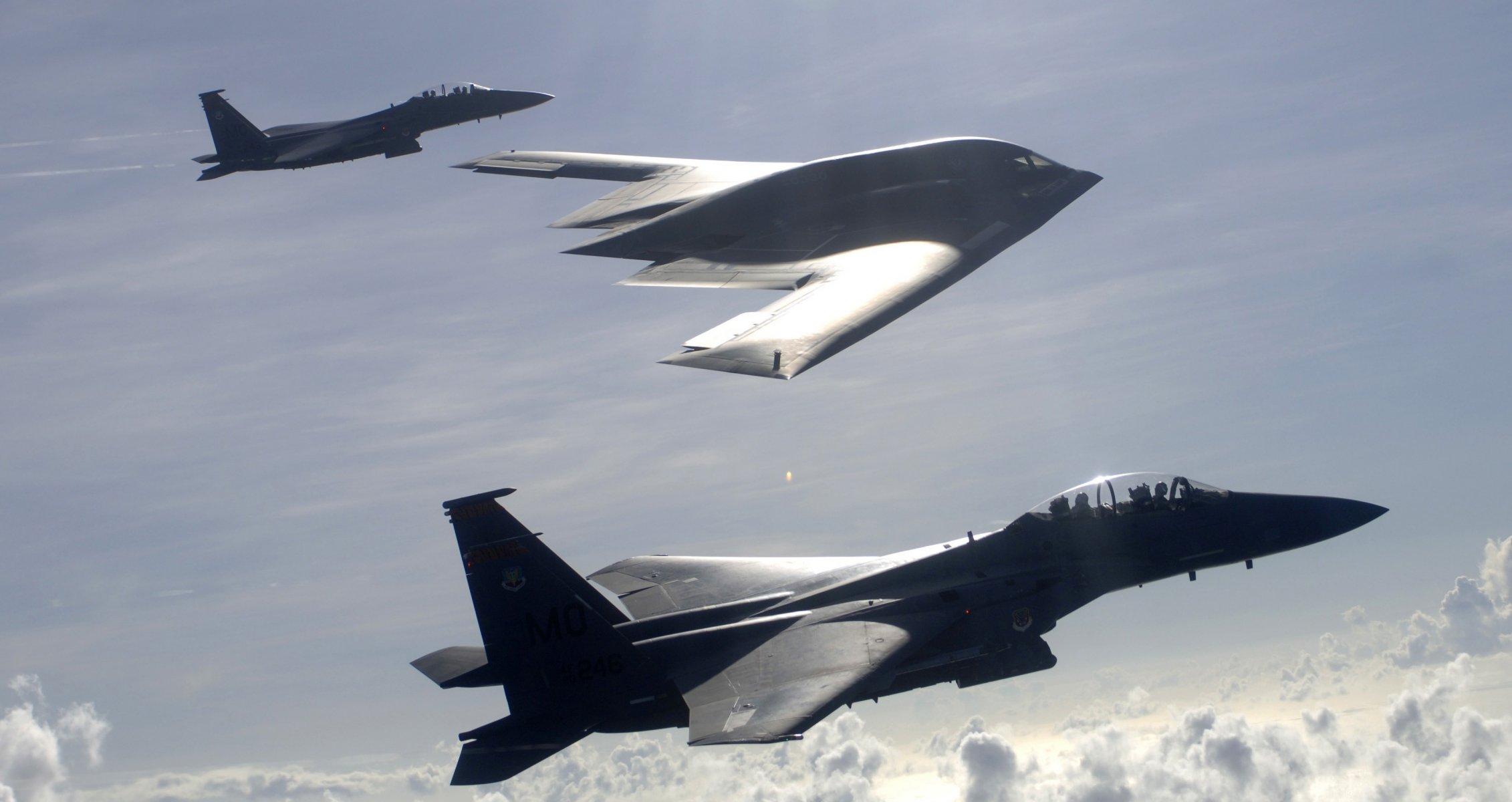 f-15e aviones de combate b-2 bombardero estadounidenses vuelo escolta cielo