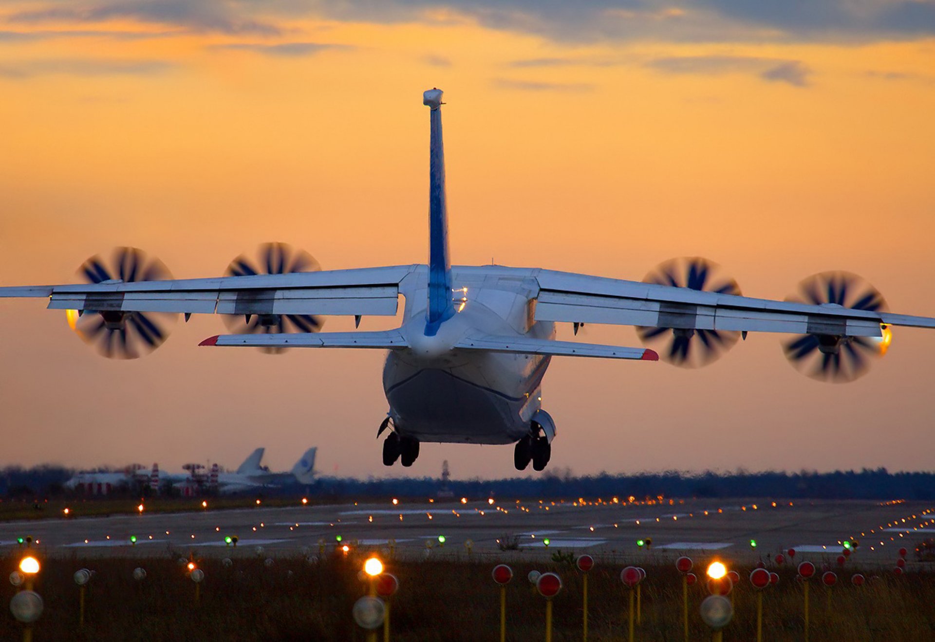 an-70 puesta del sol aterrizaje