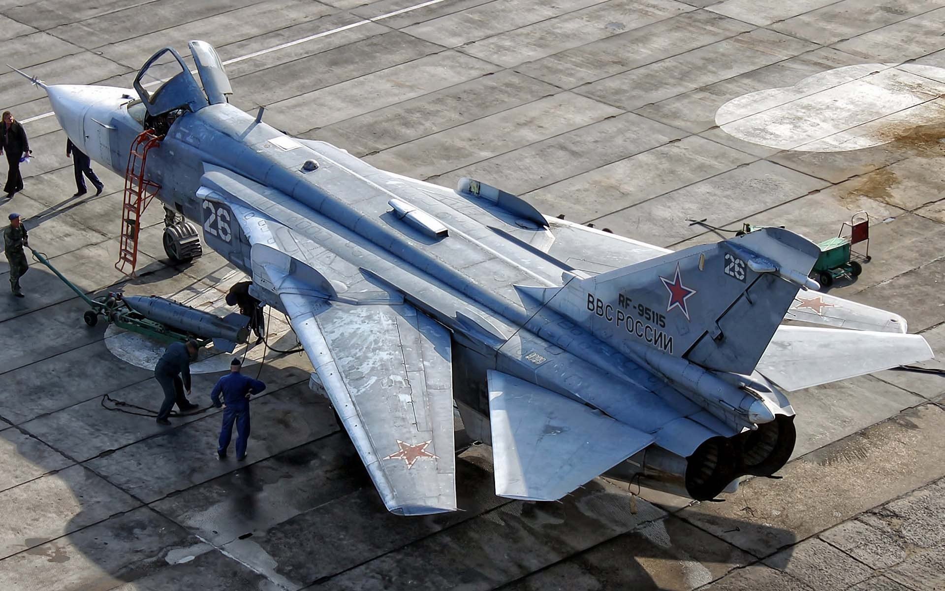 su-24 air force la russie de première ligne bombardier aile variable balayage préparation et ravitaillement à combat départ armurerie équipement charger munitions