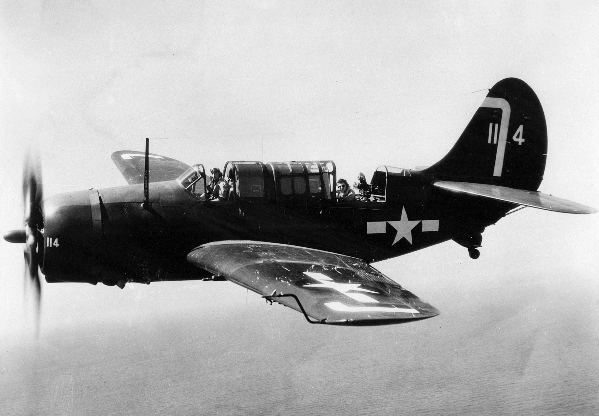 avion pilote tireur à bord curtiss helldiver rétro vol bombardier