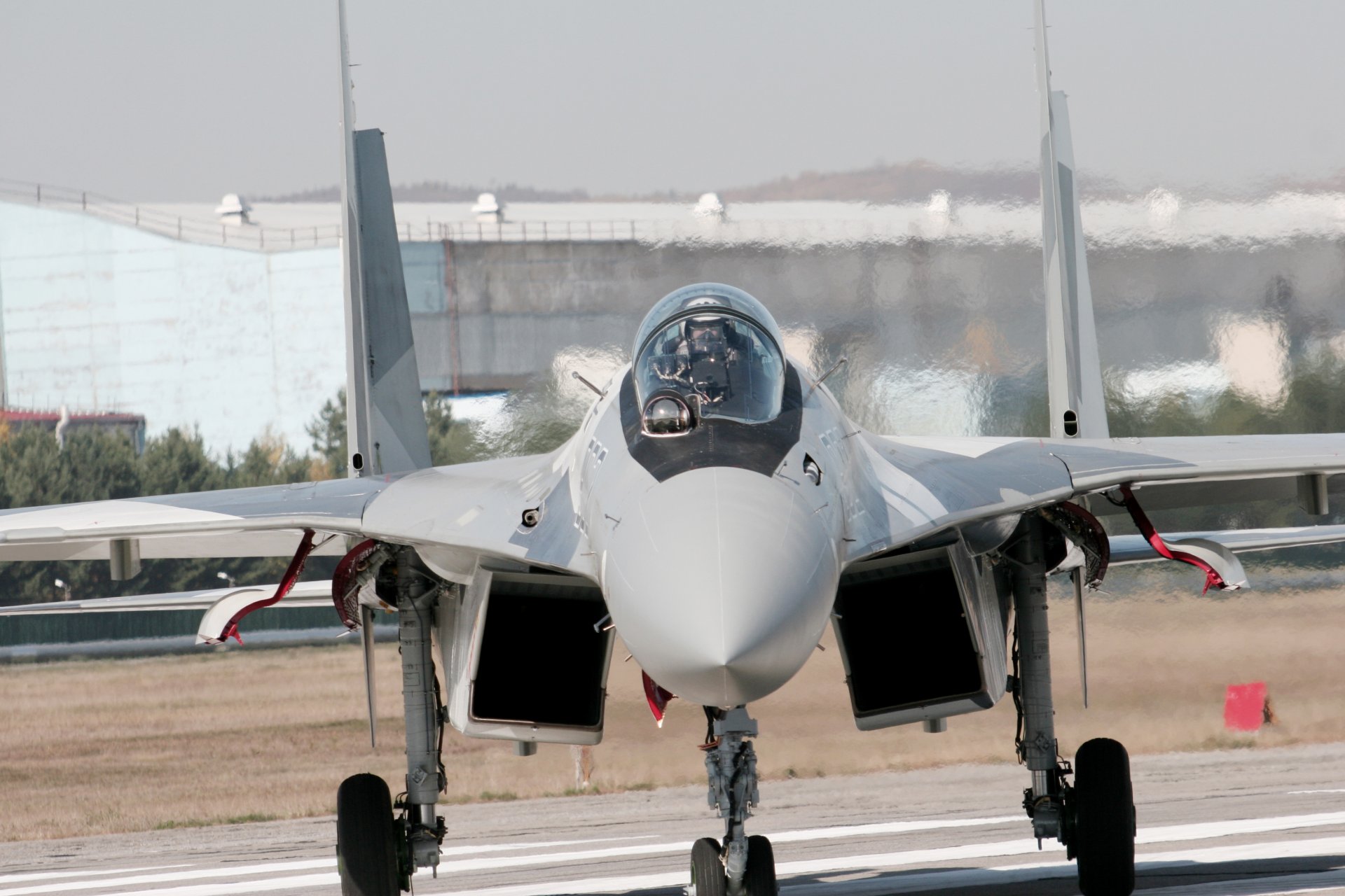 su-35 aeroporto prima del decollo