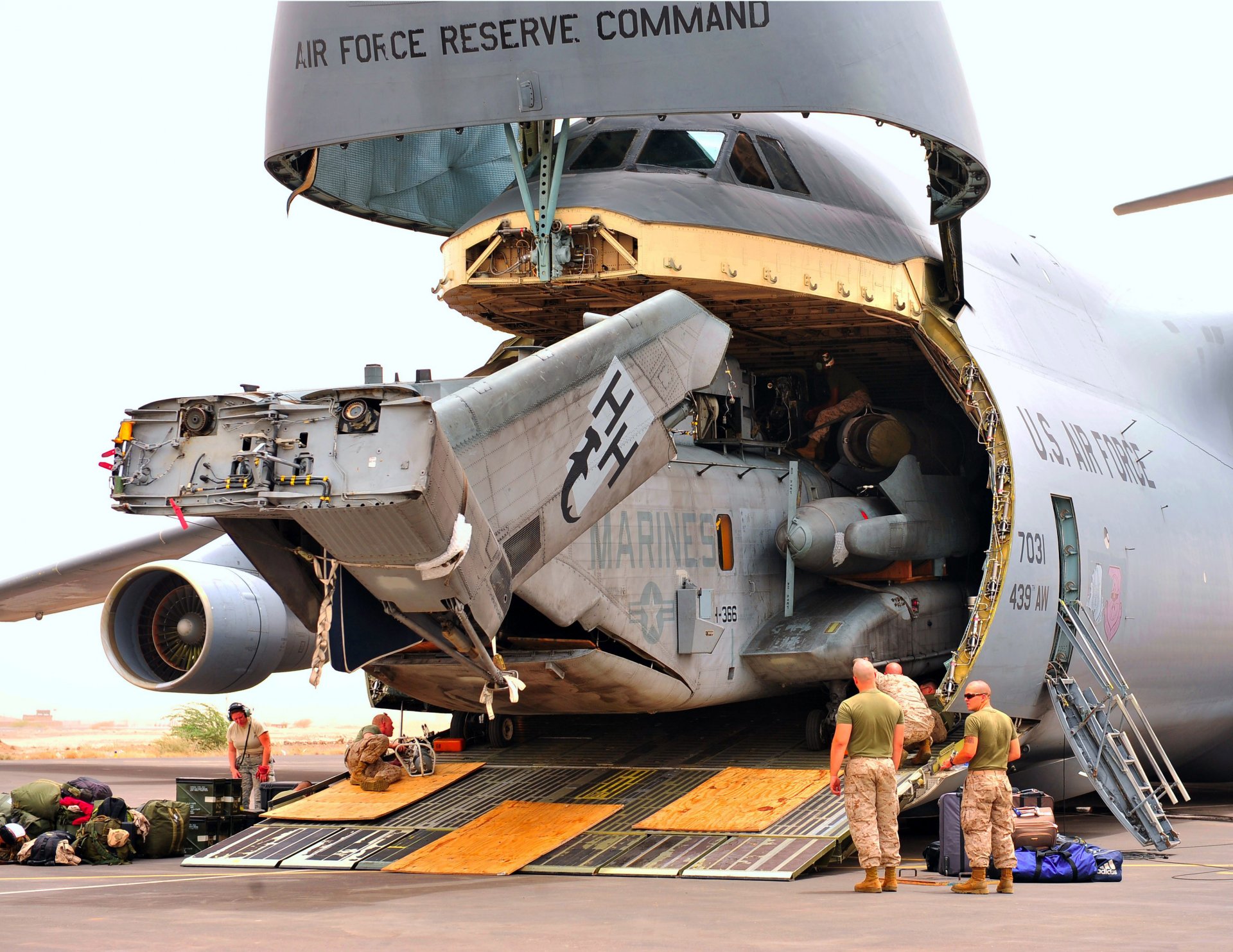 carga avión armas soldados ejército