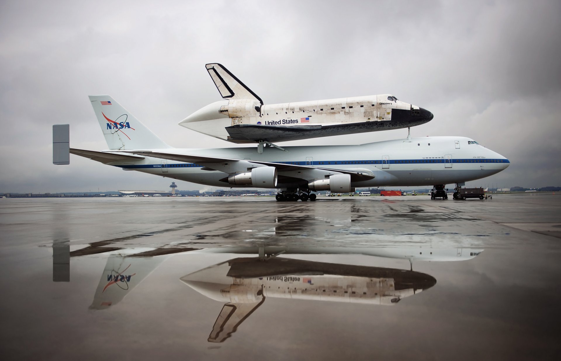 navette découverte navette découverte nasa avion aérodrome flaque d eau réflexion