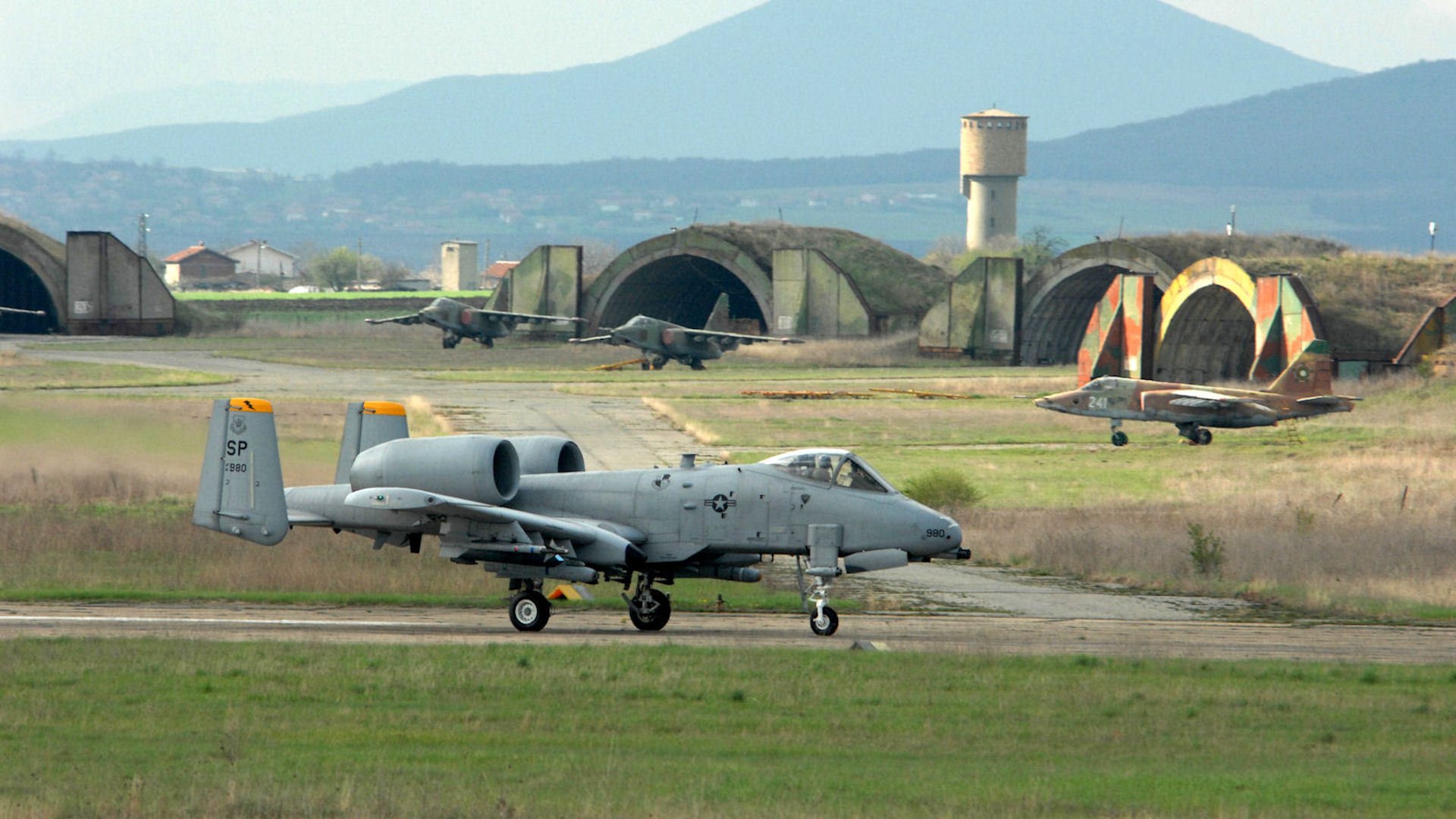 fairchild republic a-10 thunderbolt ii attack su-25 frogfoot rook commercial airport tower