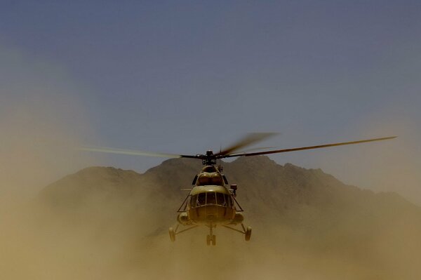 Mi-17 landet zum Aussteigen von Passagieren