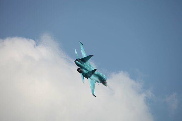 Bombardero de primera línea de la fuerza aérea rusa en el cielo