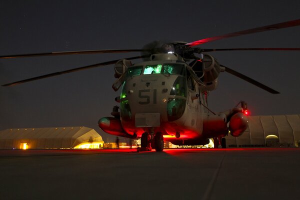 CH-53D si trova di notte accanto al corpo dei Marines