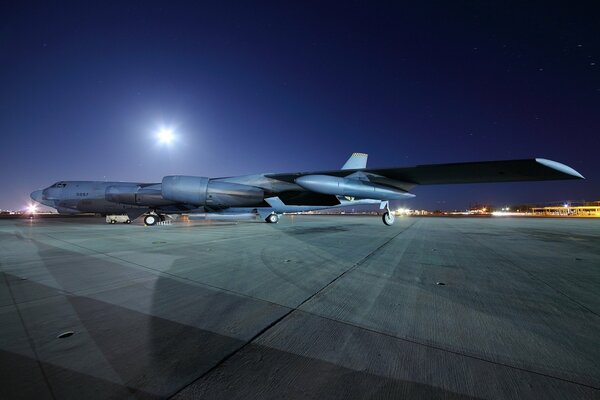 Aeródromo nocturno y avión esperando a sus pasajeros