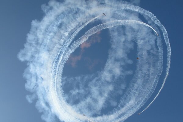 Un rastro redondo de aviones en el cielo