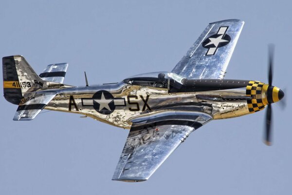 L aereo P-51 Mustang che vola nel cielo