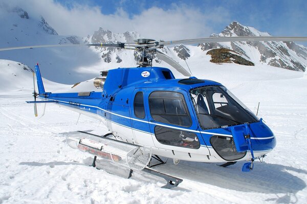 L elicottero blu in montagna si prepara al decollo