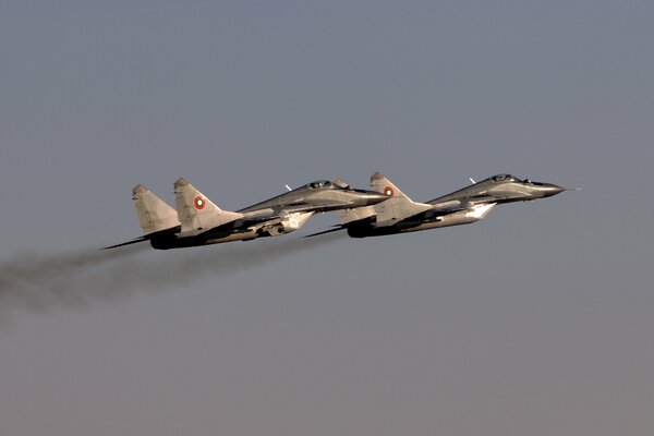 Deux chasseurs MIG 29 ciel gris