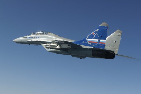 Avión de combate en el cielo azul