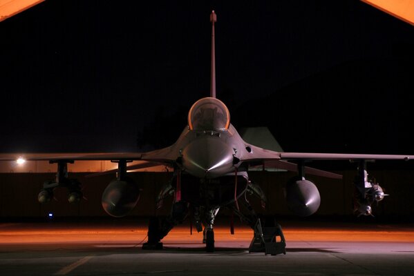 Картинка истребитель f- 16 стоит на взлетной полосе