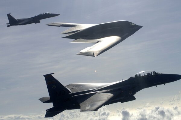 Avions de chasse américains et bombardier dans le ciel