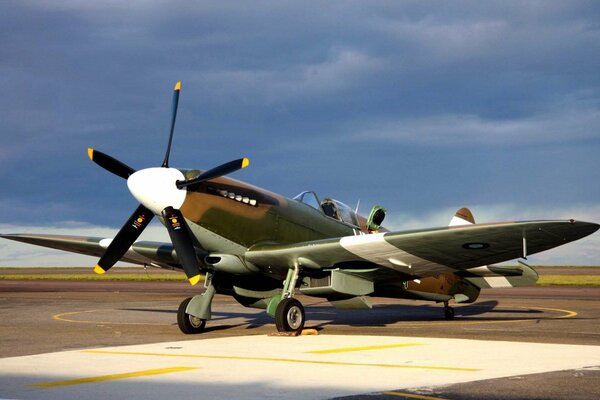 Avión retro británico en el aeródromo