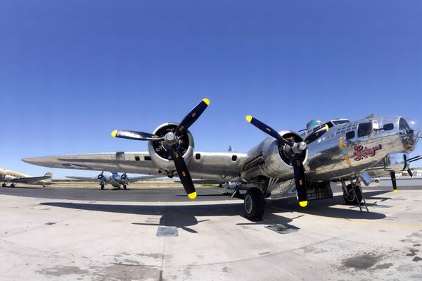 Schöne Boeing b-17 fliegende Festung auf dem Flugplatz