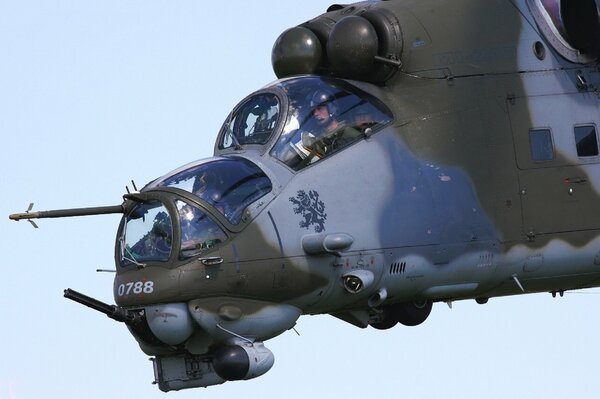 Mi-24v Hubschrauber an Bord mit Piloten