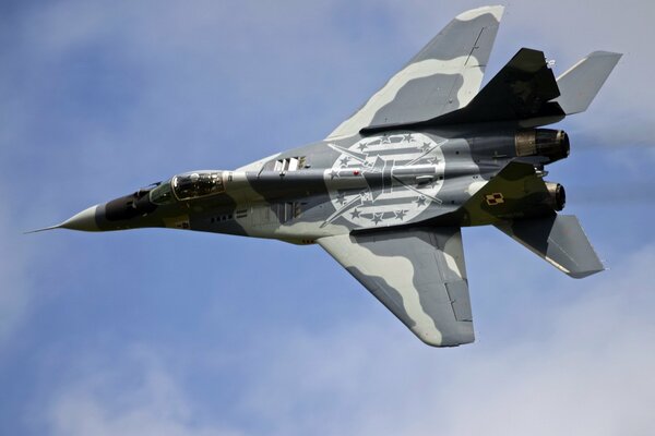 Un avión militar se precipita contra el cielo