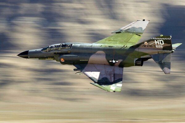 Fliegendes Militärflugzeug in grüner Ra-Farbe