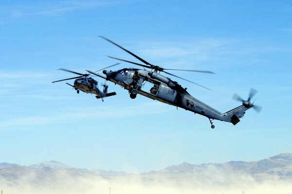 Des hélicoptères de sauvetage ont soulevé des tempêtes de sable