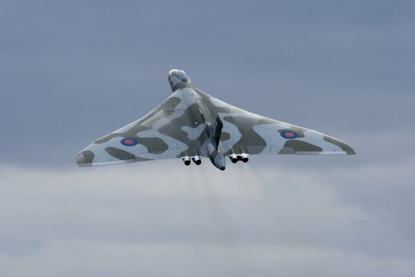 Britischer strategischer Bomber Avro Vulcan geh zur Mission in den Himmel.