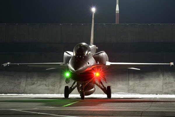 La beauté du chasseur aierican F-16 dans la nuit