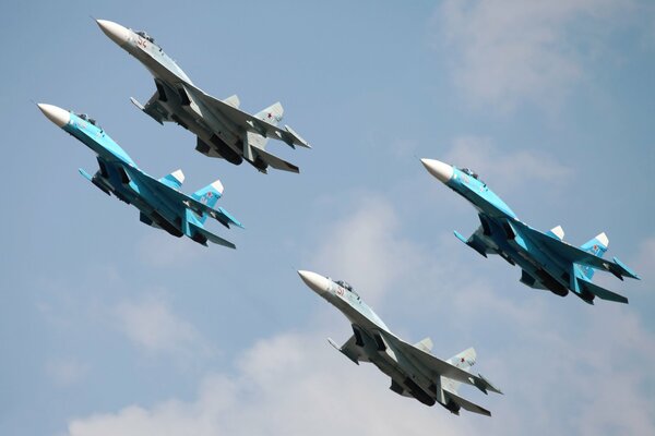 Les chasseurs su-27 volent dans le ciel