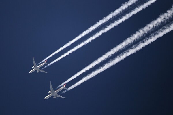 Dans le ciel voler deux avions et laisser une trace