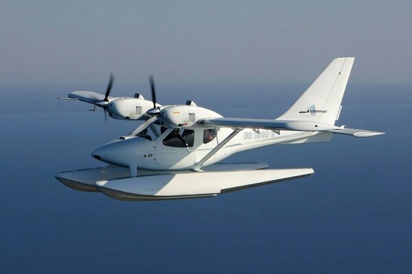 Idrovolante a-37 in volo sul mare