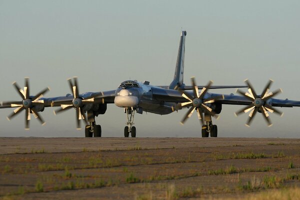Primo piano dell aerodromo del bombardiere Tu-95