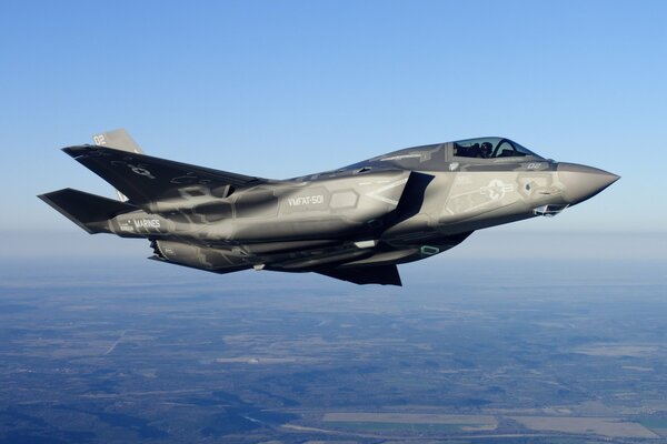 Avión de combate en el cielo sobre la tierra de Estados Unidos