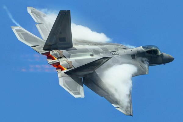 F-22 raptor fliege durch den grenzenlosen Himmel