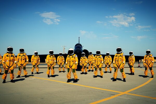 Flugzeugpiloten in identischen gelben Anzügen