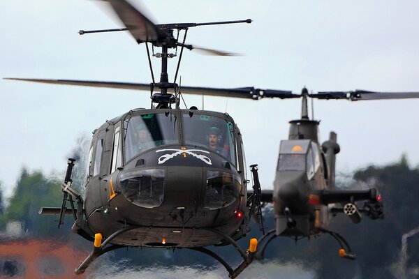 Militärhubschrauber landen auf dem Flugplatz