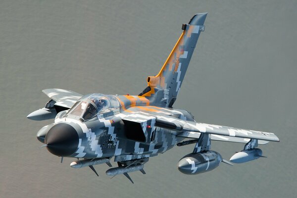 Flugzeug-Tornado auf grauem Hintergrund