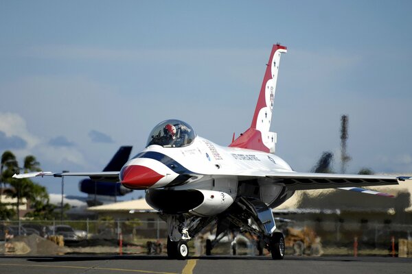 F-16 auf dem Luftwaffenstützpunkt bereitet sich auf den Abflug vor