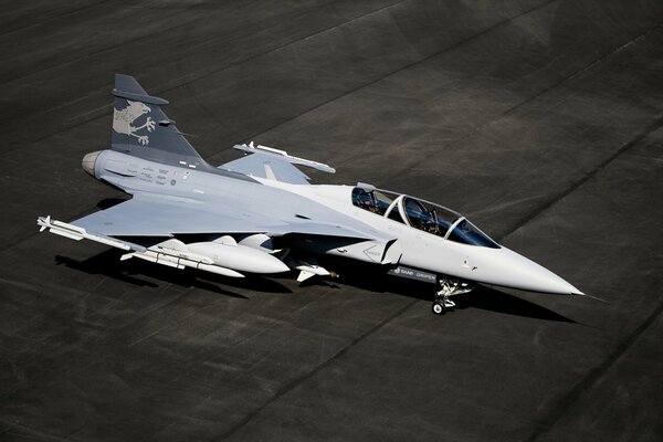 Hermoso avión militar en asfalto negro