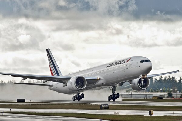 Boeing 777 ląduje na lotnisku