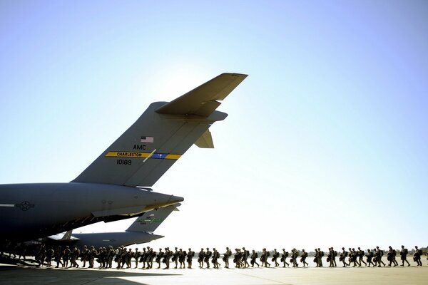 Chargement de soldats dans un avion de débarquement