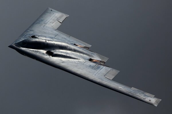 Un aereo B-2 spirit vola su uno sfondo grigio