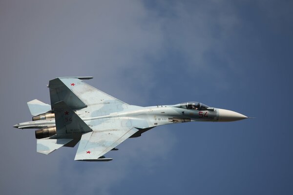 Ein russischer Kampfjet von Russland fliegt am blauen Himmel