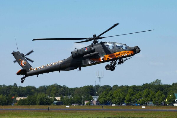 Helicóptero de combate volando hacia el cielo