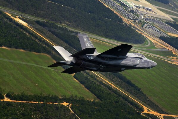 Avión de combate estadounidense sobrevuela el campo