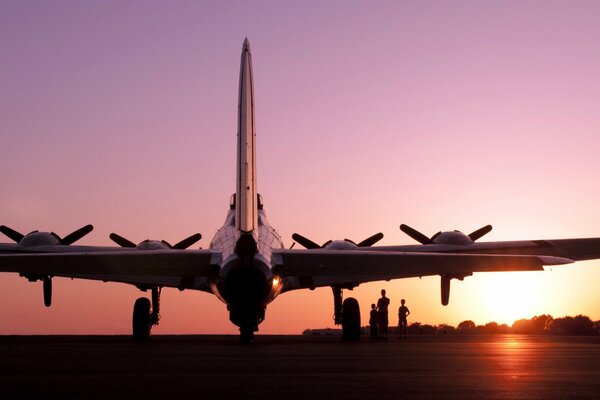 L aereo si trova nell aerodromo sullo sfondo del tramonto