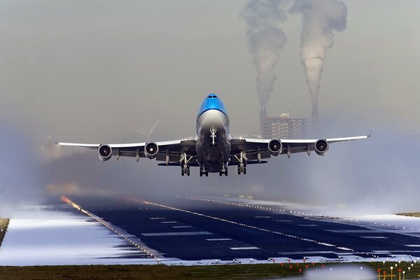 Schöner Start des Flugzeugs vom Flugplatz