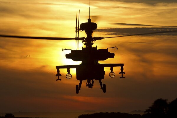 Helicóptero apache ah1 al atardecer