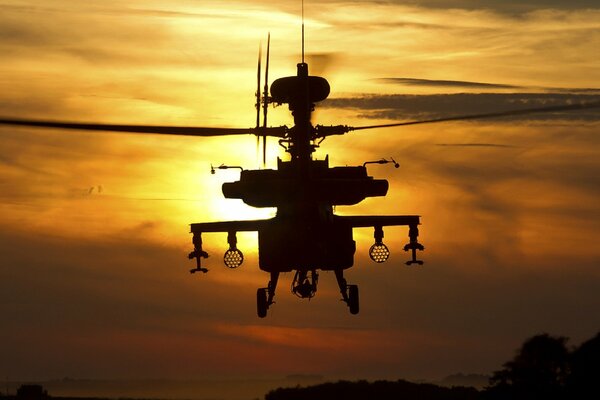Elicottero apache ah1 al tramonto